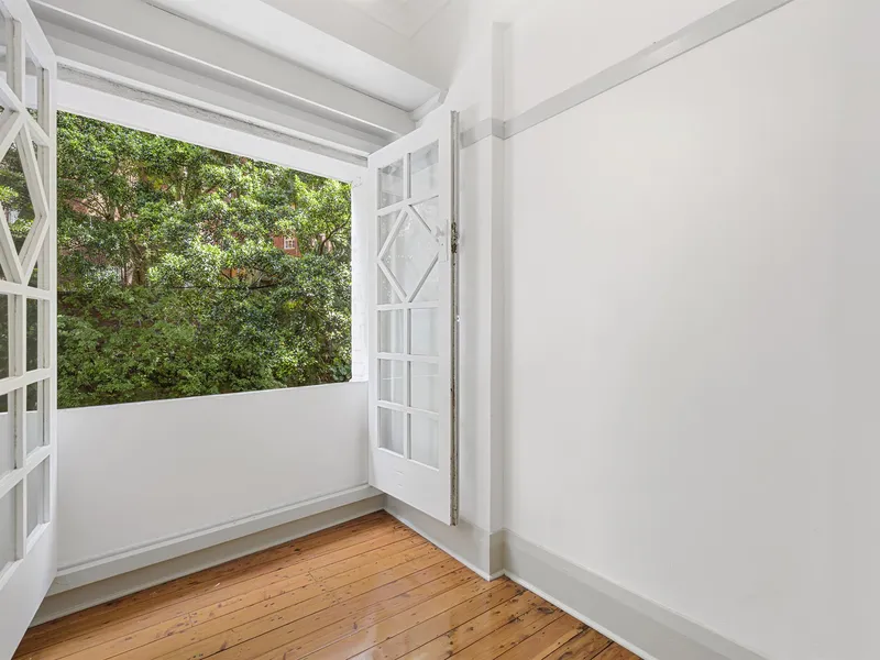 Art Deco One Bedroom Apartment in Great Location