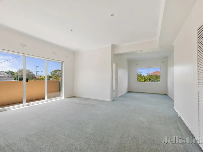 Fantastic value only moments from Malvern Central