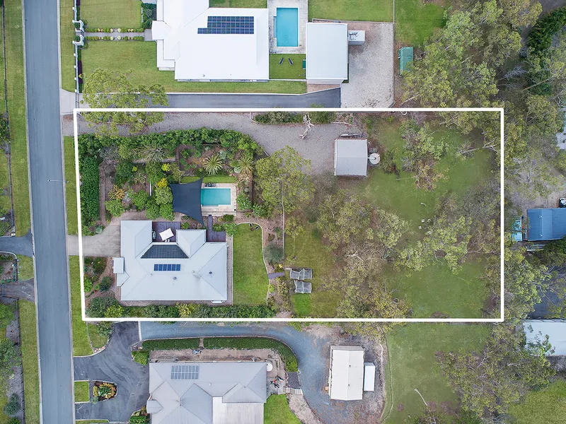 A Modern Acreage Escape on 5002m2 in a Prestige Pocket