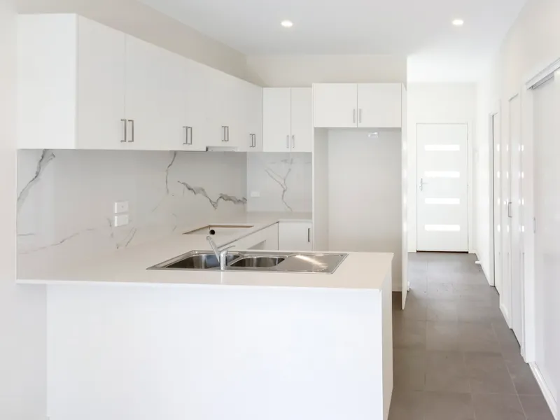 MODERN TOWNHOUSE!