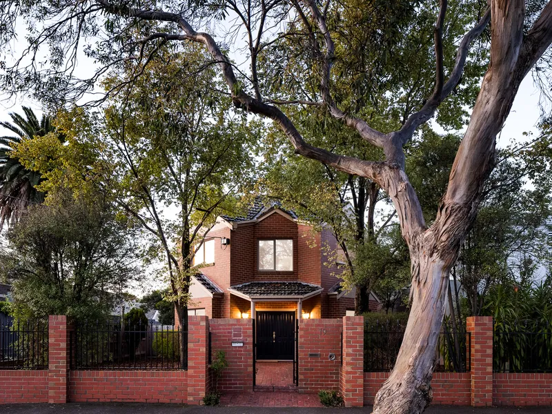 LARGE HOME, RENOVATE OR BUILD YOUR DREAM HOME ON 652sqm (Approx)