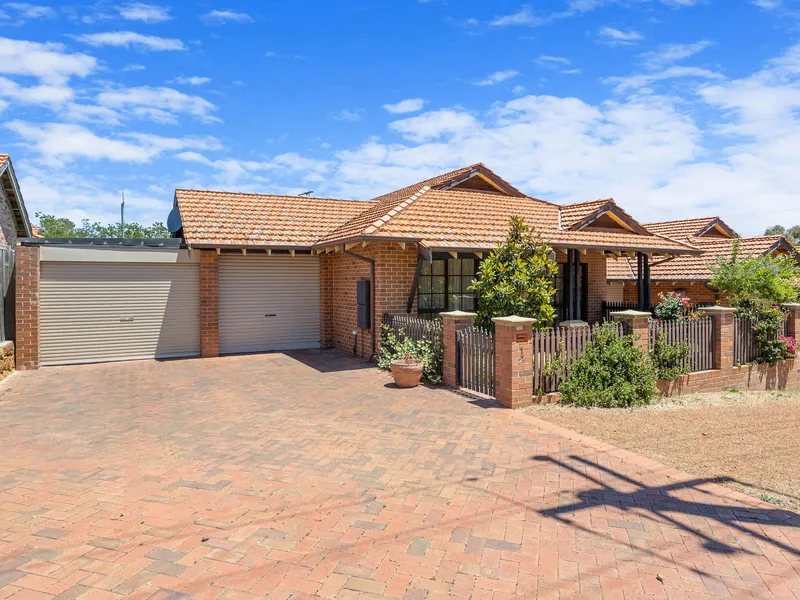 Spacious Federation style villa close to the town centre