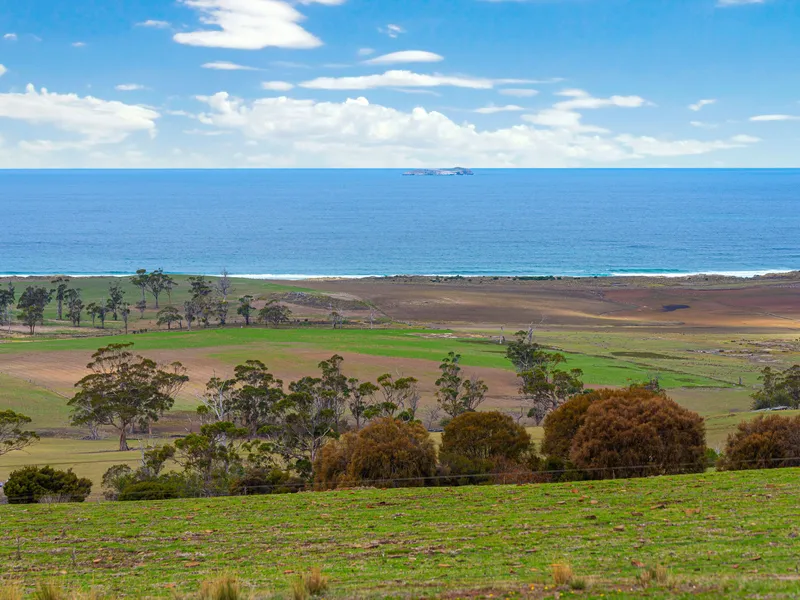 Stunning panoramic water views and lifestyle on 200 acres
