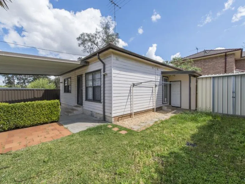 TWO BEDROOM HOUSE!! CONVENIENT LOCATION