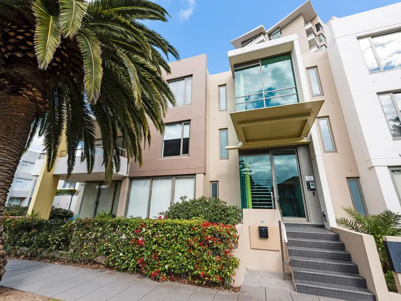 MAGNIFICENT 3 BEDROOM BEACH BEAUTY!