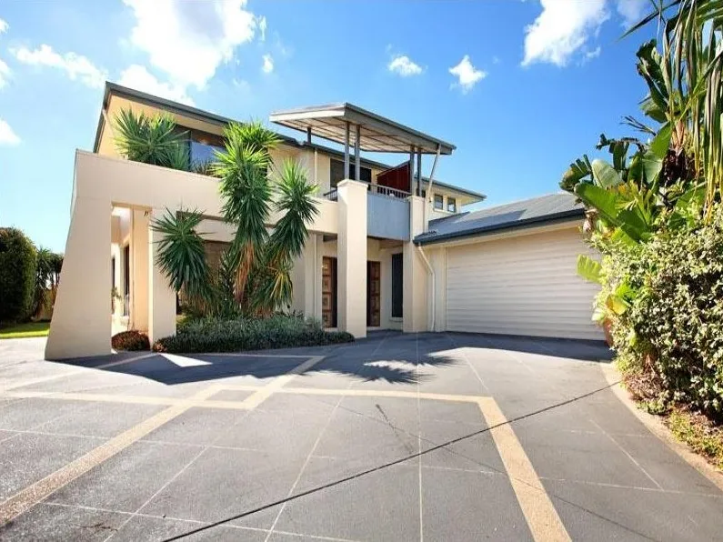 EXECUTIVE FAMILY RESIDENCE WITH LAWN & POOL MAINTENANCE INCLUDED!