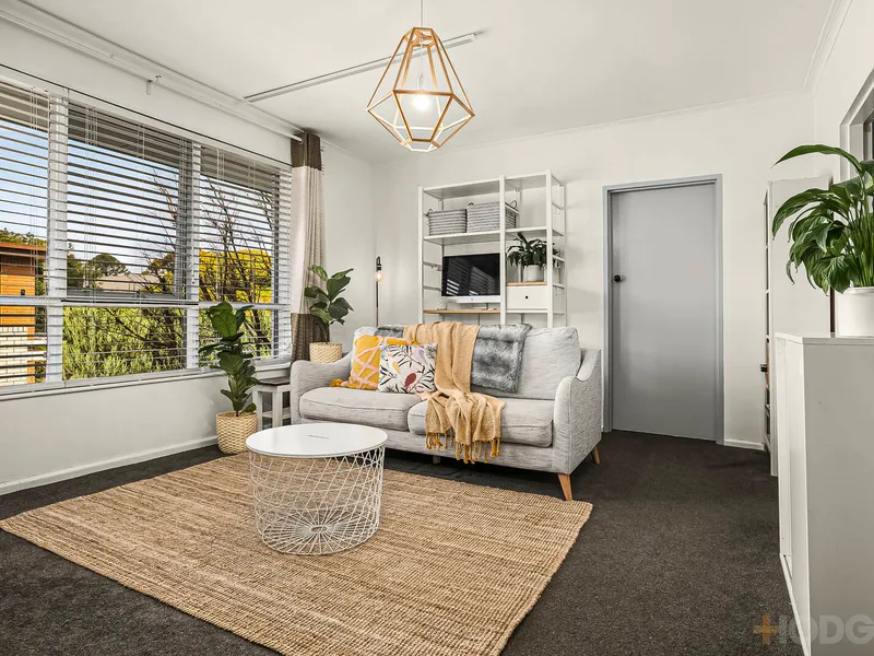 BRIGHT & PERFECTLY POSITIONED