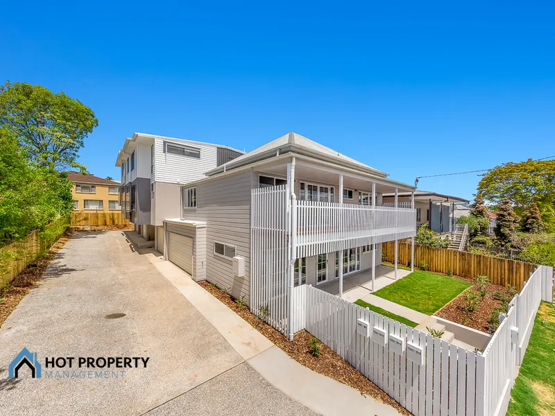 STYLISH 3 LEVEL TOWNHOUSE