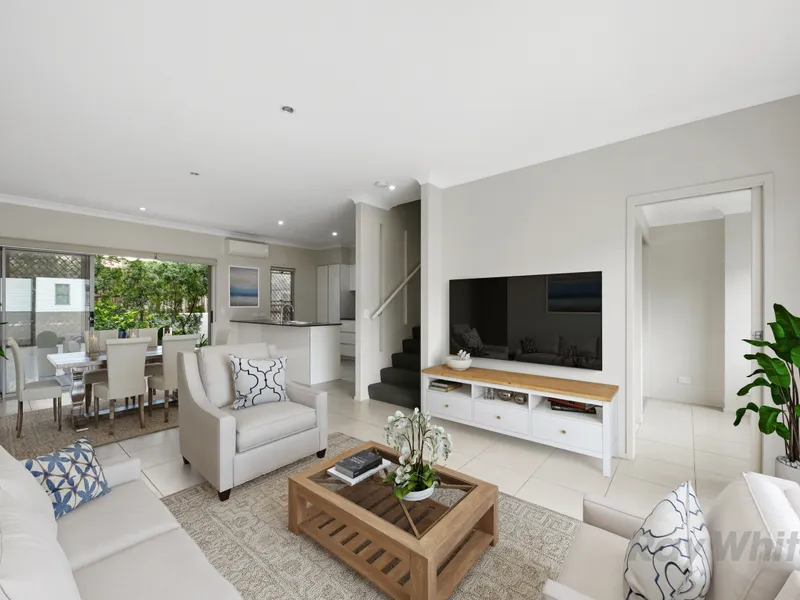 BEAUTIFUL TRI-LEVEL TOWNHOUSE!!