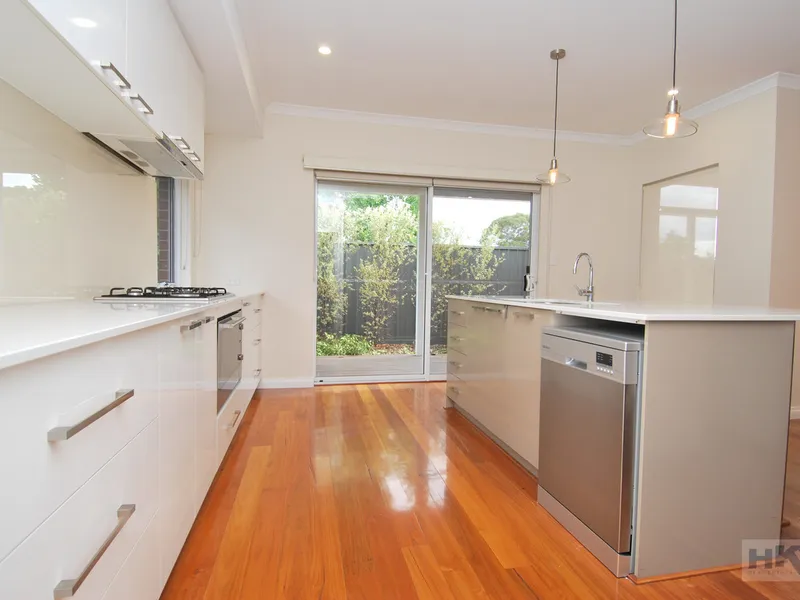 MODERN, LIGHT & BRIGHT HOME IN GREAT LOCATION !