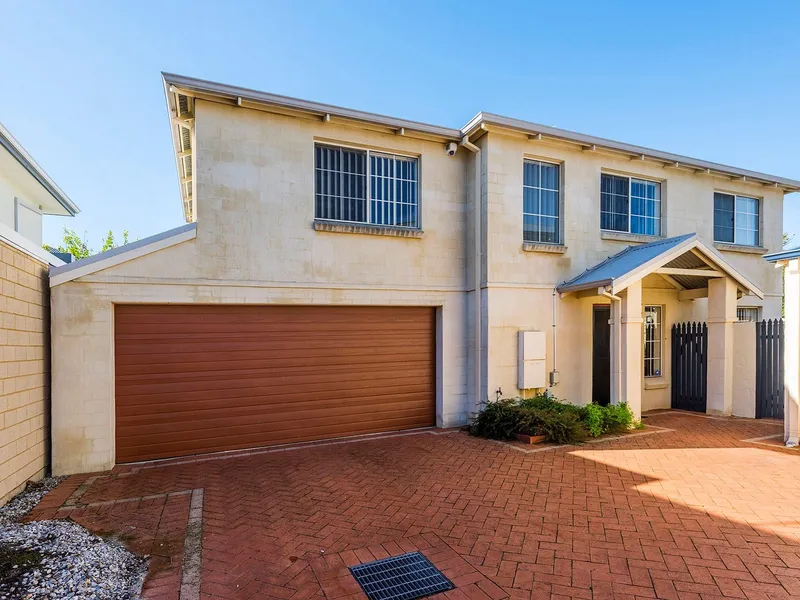 Avail end of Jan 22 - Attractive 3 bed, 2 bath, townhouse