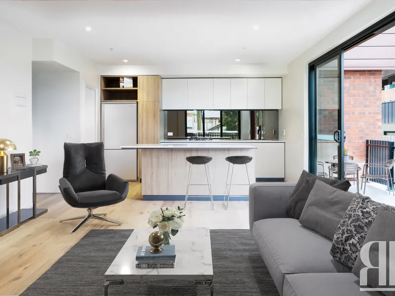 ARCHITECT DESIGNED LARGE TOWNHOME OVER 4 LEVELS ~MCKINNON SECONDARY COLLEGE ZONE