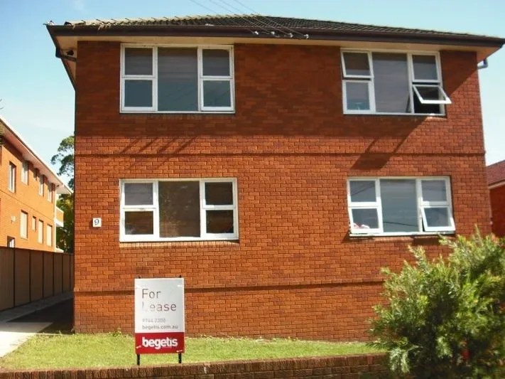 EXCELLENT VALUE IN SMALL COMPLEX CLOSE TO STATION & VIBRANT SHOPPING VILLAGE