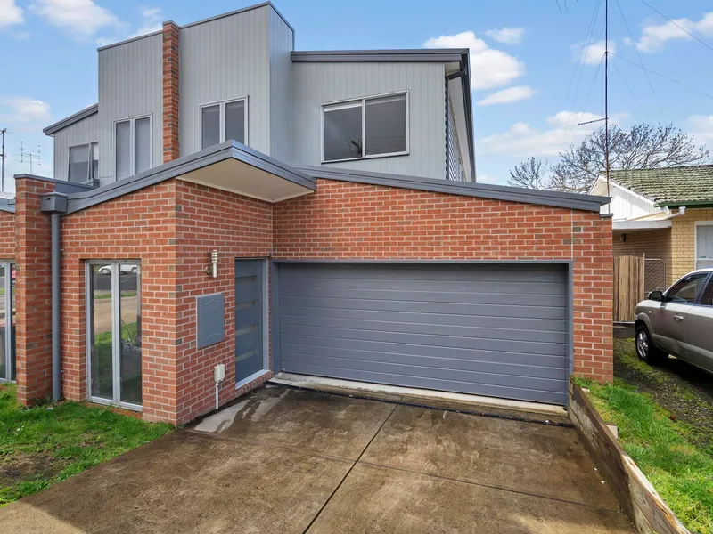 Executive living with all the trimmings in prestigious locale!