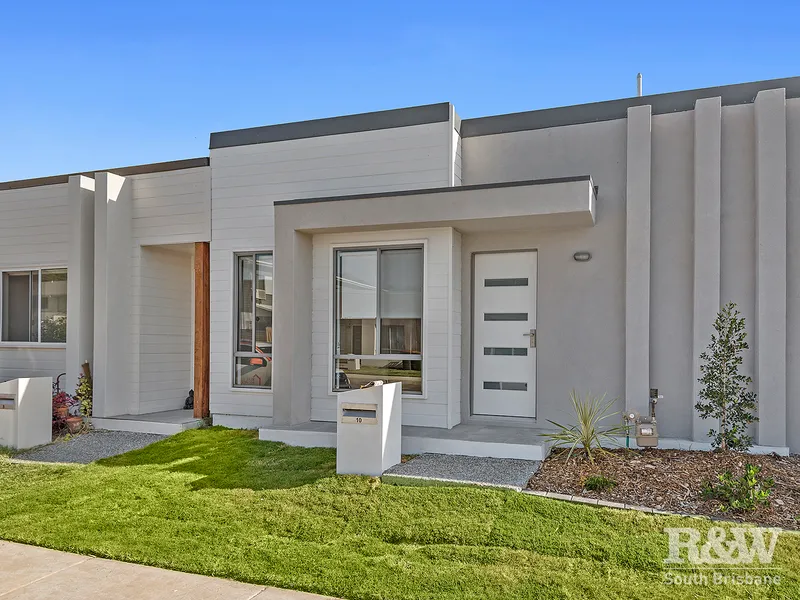 Modern, Low Maintenance Home Located In The Heart Of Fitzgibbon