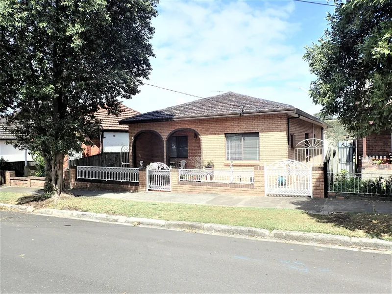 Large 3 Bed home in one of the most sought after streets in Dulwich Hill!!