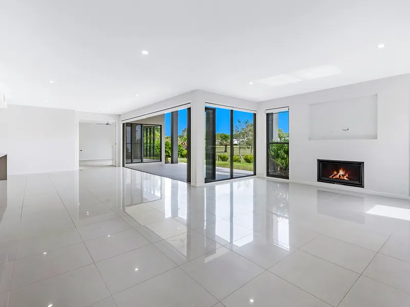 Three En-suite Bedrooms House with Stunning Golf Court View. Tailored for Your Family