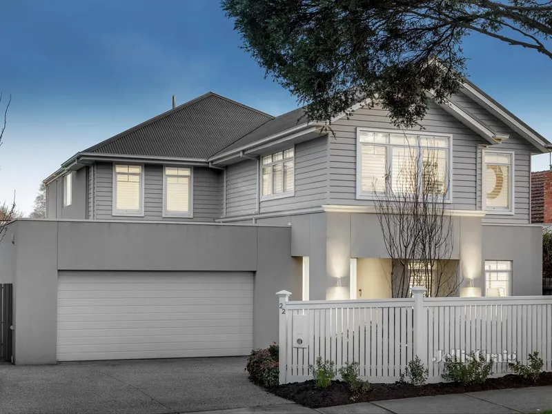 Luxurious contemporary entertainer in coveted family locale