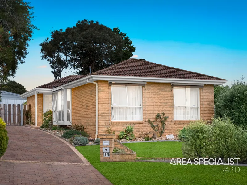 Delightful Family Home, Steps to Amenities!