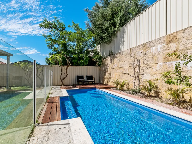 POOL - POWERED WORKSHOP & SIDE ACCESS - SETTLERS HILLS