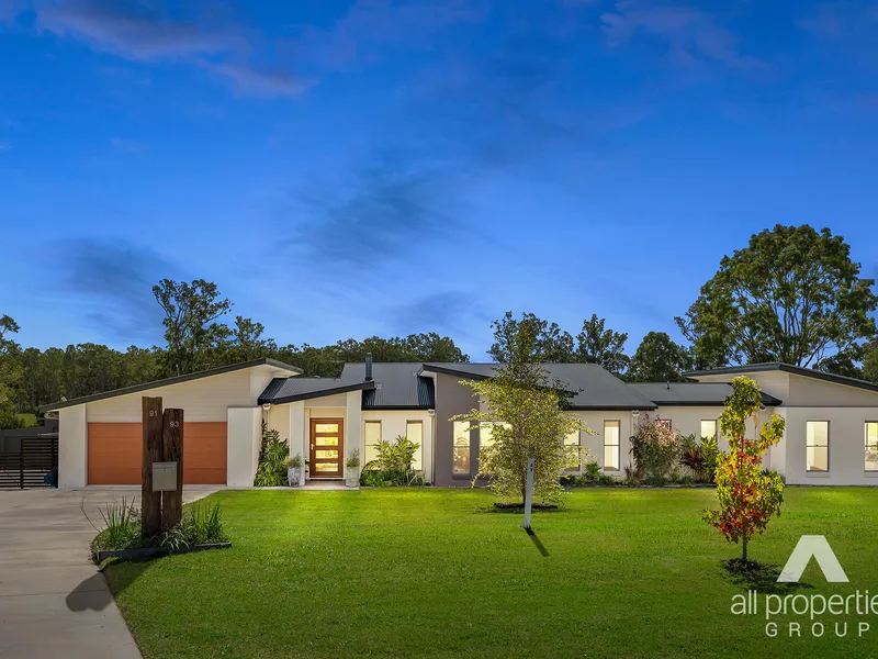 Available to inspect // Room for the whole family, toys, animals and more!