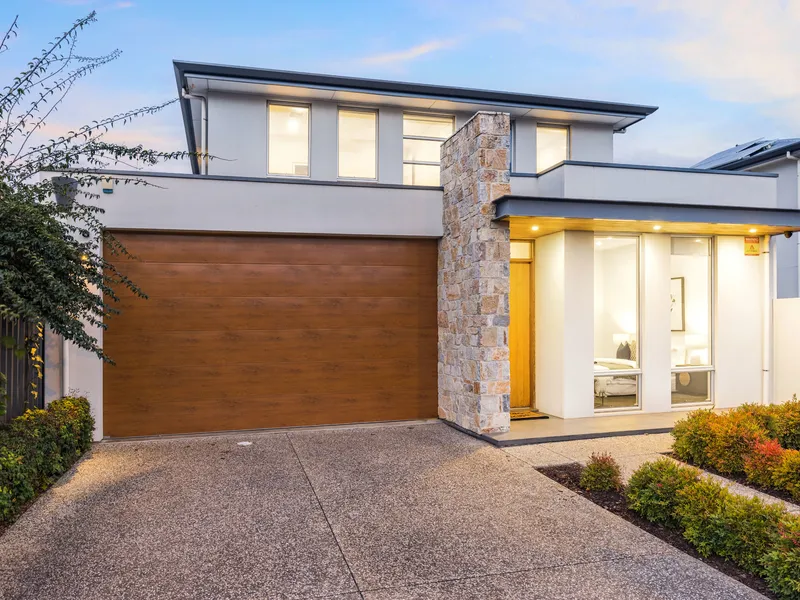 Elevate the lifestyle with a luxe entertainer on the blue-chip brink of Linear Park…