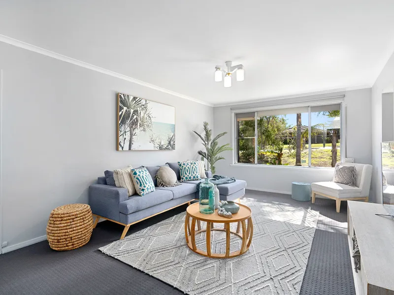 Renovate, detonate or move in to this Wanneroo classic!