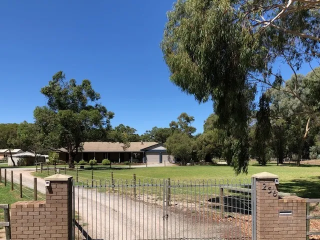 5 ACRES COUNTRY STYLE LIVING - HORSE PROPERTY