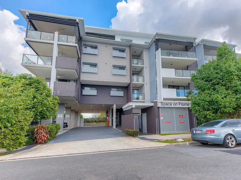 TOP FLOOR THREE BEDROOM UNIT WITH LIFT ACCESS, DUCTED AIR + MORE !!