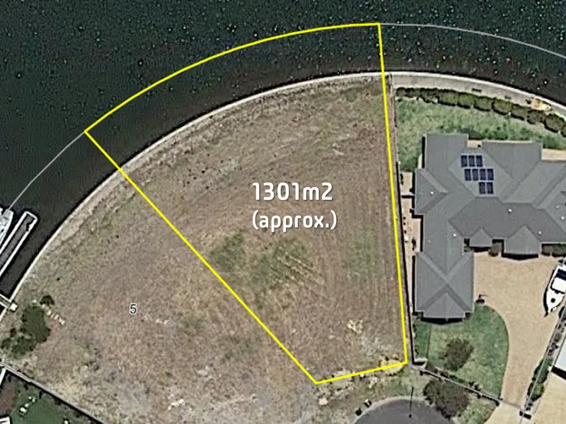 Massive Canal Block with Development Potential