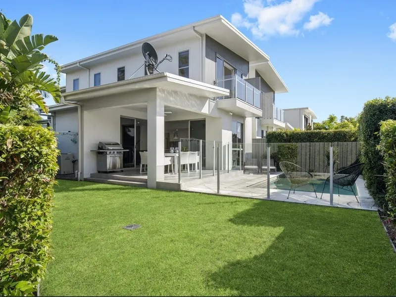 Contemporary villa on large block- almost beachside position