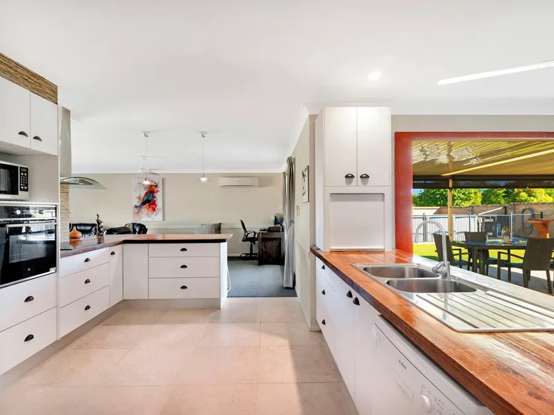 FAMILY HOME IN GREAT LOCATION!