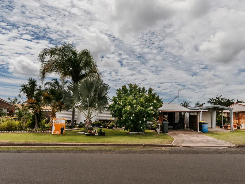 4 Bedrooms With A Pool & Shed!