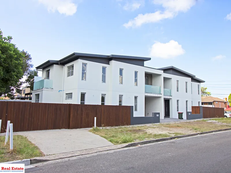 Stunning 4 bedroom residence with lock up garage, available the 12th of April