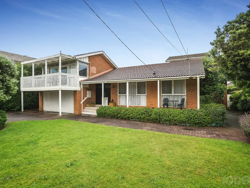 AMAZING LOCATION | BAY VIEWS | COMFORTABLE FAMILY HOME