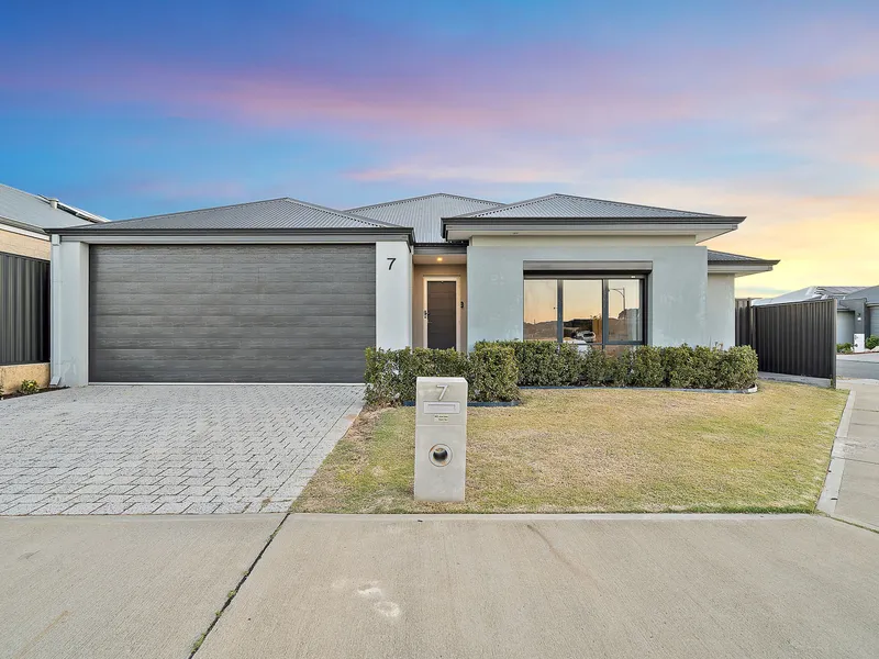 CONTEMPORARY FAMILY LIVING OPPOSITE SENSATIONAL PARKLAND