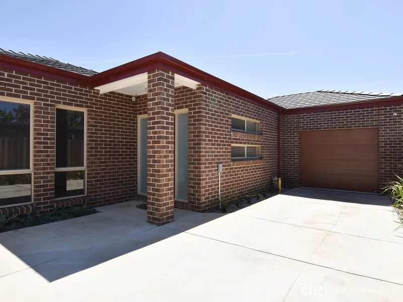 Immaculate unit, 2 living areas