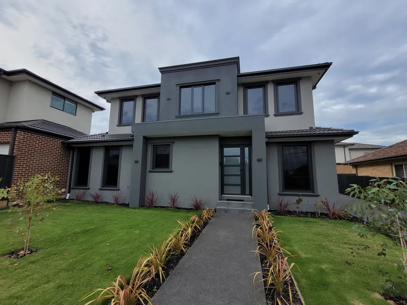 Stunning Townhouse Perfect For Family!