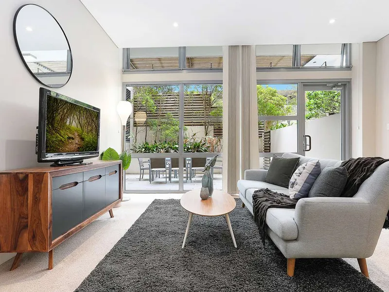 GARDEN ONE BEDROOM APARTMENT + 2 CAR SPACES