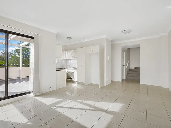 Light and bright top floor apartment!