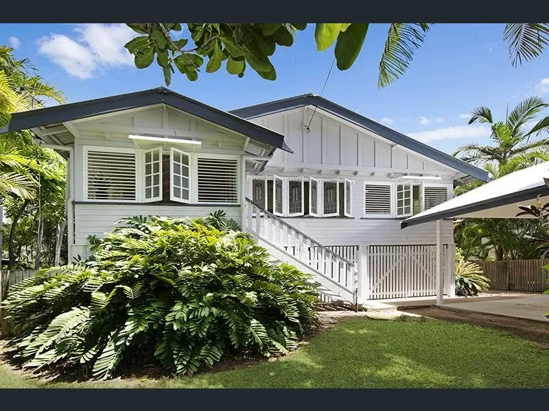 MYSTERTON - QUEENSLANDER - FAMILY FRIENDLY RESIDENCE.