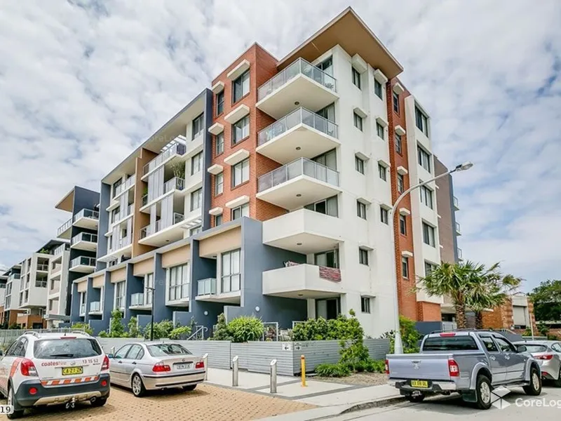 Nearly Brand New Spacious Two Bedroom Apartment！！！