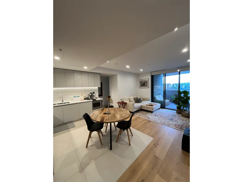 Nearly Brand New Two Bedrooms Apartment Near Rockdale Railway Station