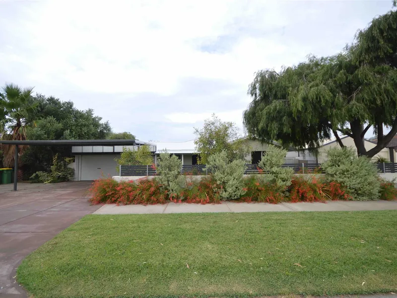 A FEEL FOR THE COUNTRY LIFE - TRANQUIL FAMILY HOME