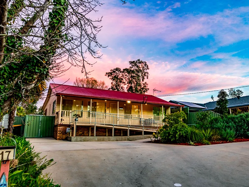 Coastal Family Home - 4 Bedrooms - 2 Bathrooms - Covered Deck