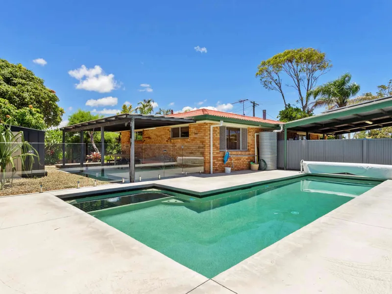Four bedroom home with Pool, Beach side Wurtulla  - BREAK LEASE 