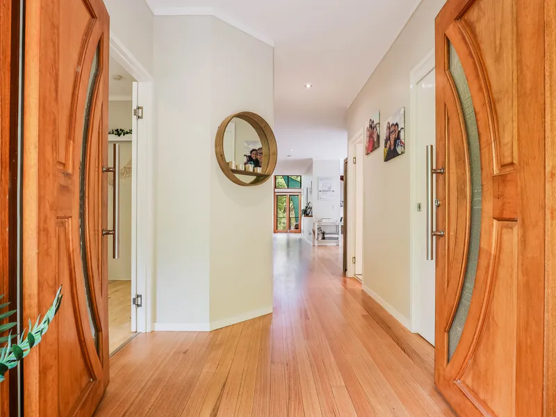 Acreage Retreat only Minutes To Village Centre