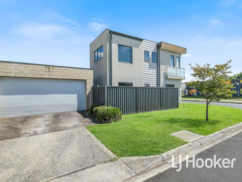 Double Storey Townhouse in Lakeside with No Body Corporation!!