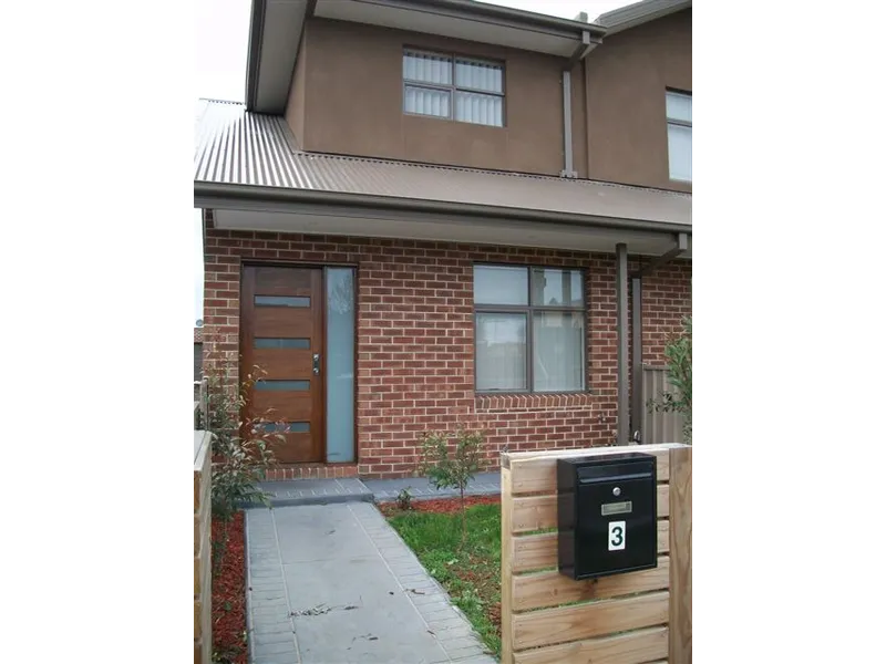 TOWNHOUSE IN IDEAL LOCATION!