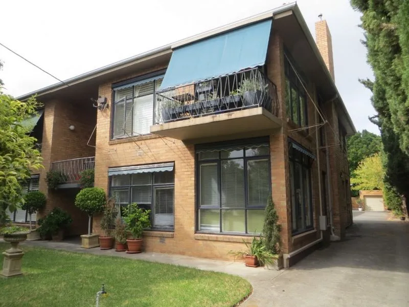 2 BEDROOM GROUND FLOOR UNIT ADJACENT THE GOLDEN MILE - WALKING DISTANCE TO THE BEACH!